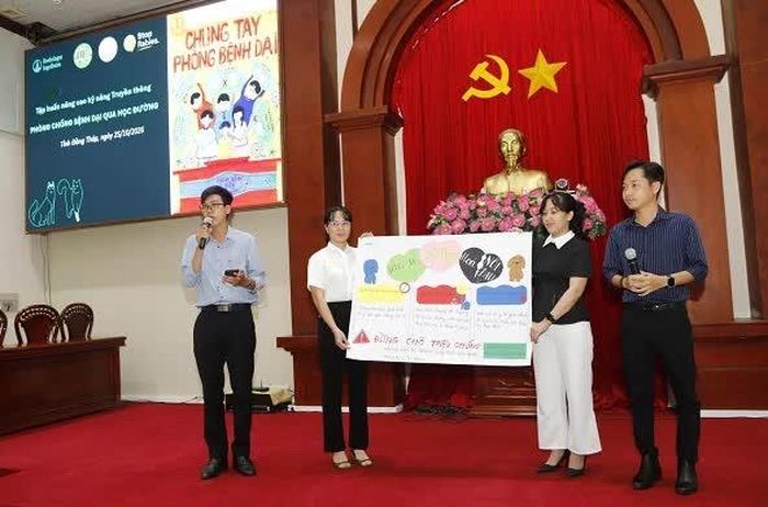 Các đội trình bày ý tưởng truyền đạt kiến thức phòng chống bệnh dại cho học sinh.