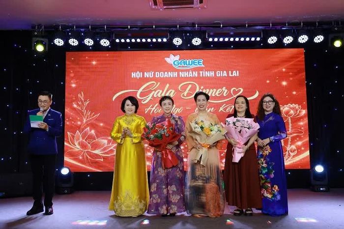 Hội Nữ doanh nhân Gia Lai chào mừng những người bạn phương xa.