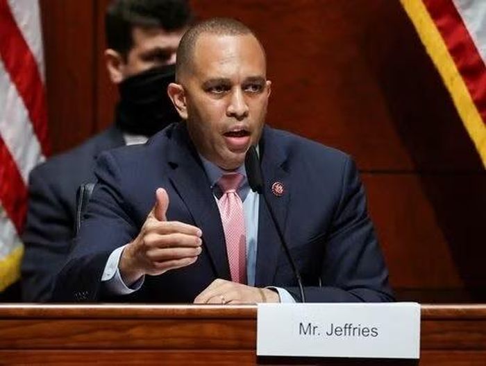 Lãnh đạo phe thiểu số Dân chủ tại Hạ viện Hakeem Jeffries dự kiến thúc đẩy một loạt dự luật ưu tiên ra trước toàn thể Hạ viện trong 100 giờ đầu tiên nếu đảng giành được đa số. Ảnh: Reuters.