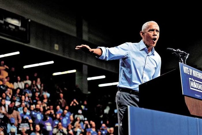 Cựu Tổng thống Dân chủ Obama phát biểu chỉ trích mạnh mẽ chính quyền Tổng thống Trump khi tham gia sự kiện tranh cử tại Ohio. Ảnh: Bloomberg.