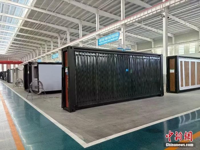Các căn nhà được gấp gọn chờ xuống tàu. Ảnh: CNS.