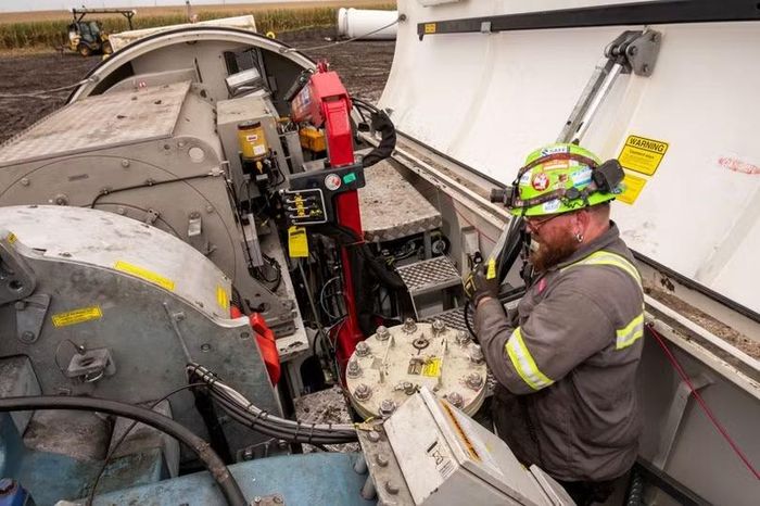 Tháo dỡ turbine là công việc nặng nhọc và đòi hỏi thận trọng. Ảnh: WSJ.