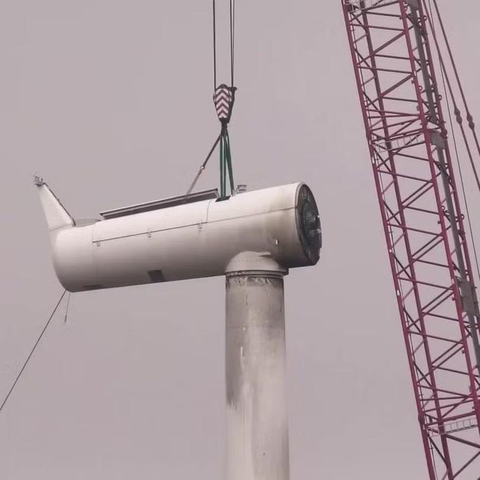 Tháo dỡ turbine nặng hàng chục tấn là công việc phức tạp. Ảnh: WSJ.