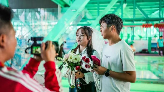 Một cặp vợ chồng mới cưới tạo dáng chụp ảnh tại cây cầu mới. Ảnh: Getty.
