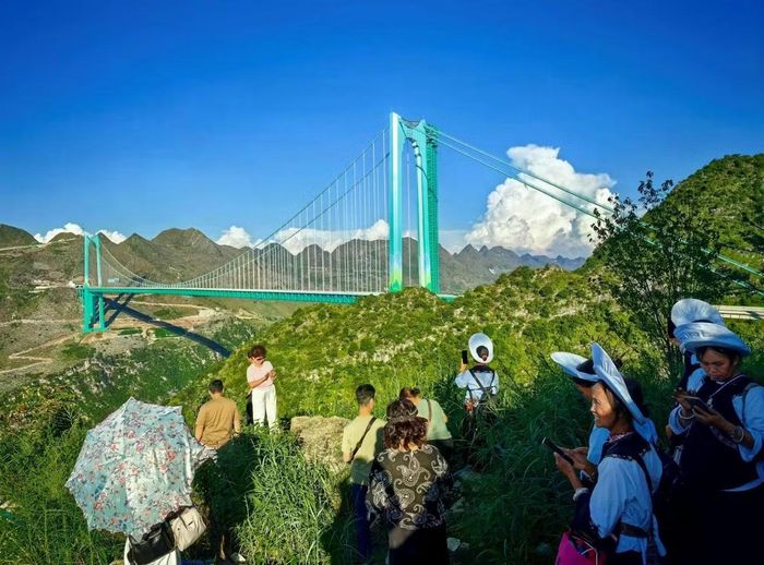 Du khách thường dựng các bệ chụp ảnh ở chân cầu. Ảnh: Xinhua.