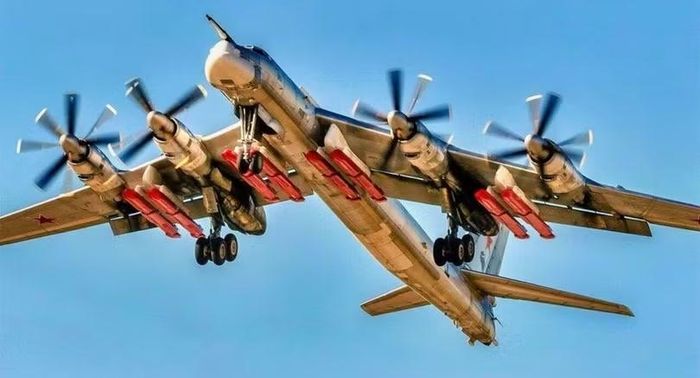 Máy bay ném bom chiến lược Tu-95MSM của Nga trang bị tám tên lửa hành trình Kh-101/2. Ảnh: MW.
