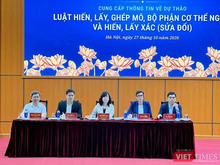 Bộ trưởng Đào Hồng Lan chủ trì họp báo. Ảnh: Thanh Hằng.