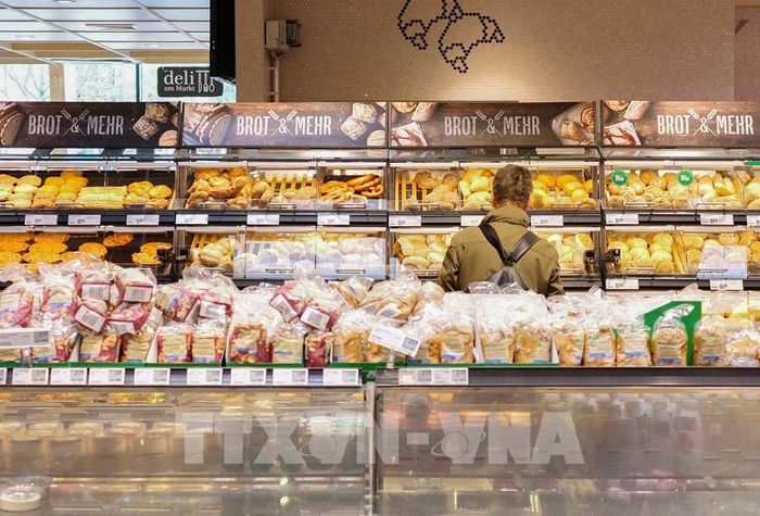 Người tiêu dùng mua sắm tại siêu thị ở Berlin, Đức. Ảnh: THX/TTXVN phát