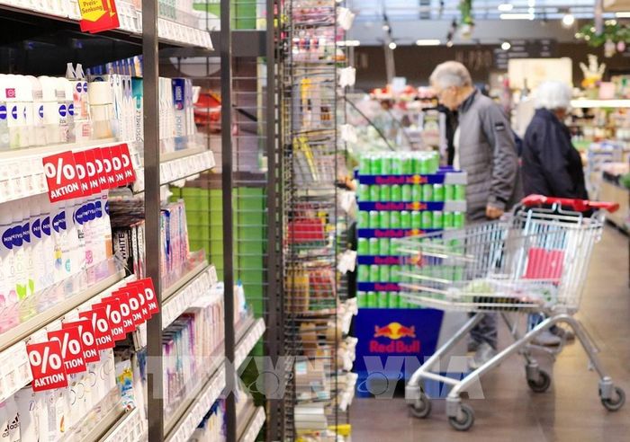Người tiêu dùng mua sắm tại siêu thị ở Berlin, Đức. Ảnh: THX/TTXVN phát