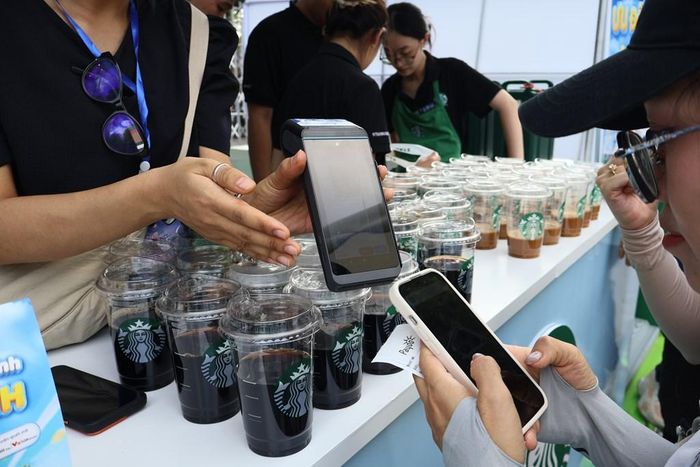 Gian hàng đồ uống Starbuck 30.000 đồng dành cho khách hàng quét mã qua tính năng VietQR hoặc VietQR Global. Ảnh: Minh Ngọc 