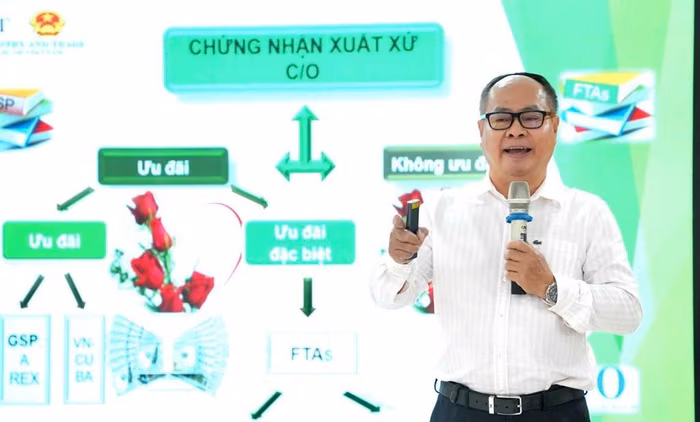 Ông Trần Ngọc Bình, Quyền Trưởng phòng Quản lý Xuất nhập khẩu khu vực III (Cục Xuất nhập khẩu, Bộ Công thương), trình bày nội dung chuyên đề. Ảnh: Thanh Bình -TTXVN