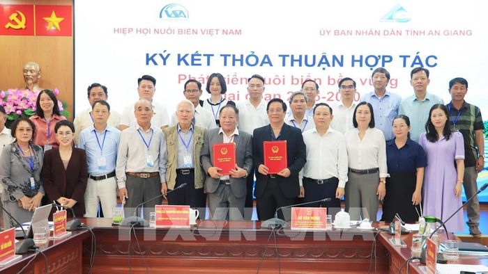 UBND tỉnh An Giang và Hiệp hội Nuôi biển Việt Nam ký kết bản Thỏa thuận Hợp tác Chiến lược giai đoạn 2026 - 2030, tầm nhìn đến năm 2045. Ảnh: Lê Huy Hải - TTXVN
