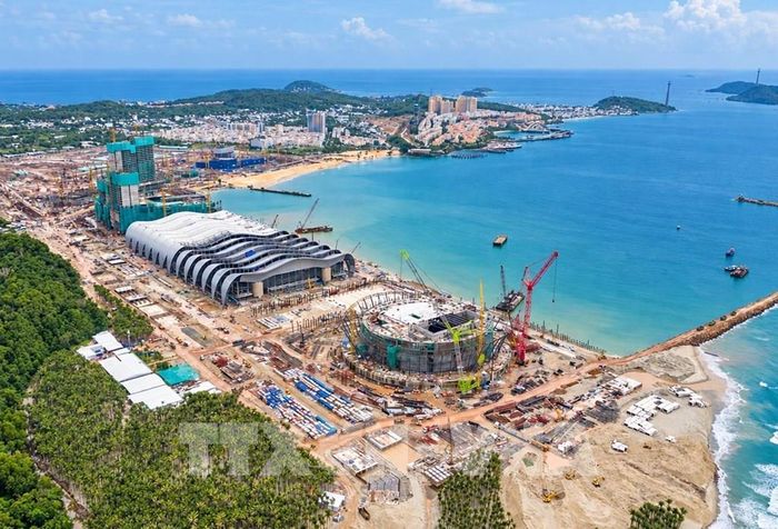 Trung tâm Hội nghị và triển lãm, nhà biểu diễn đa năng đang giai đoạn thi công. Ảnh: TTXVN