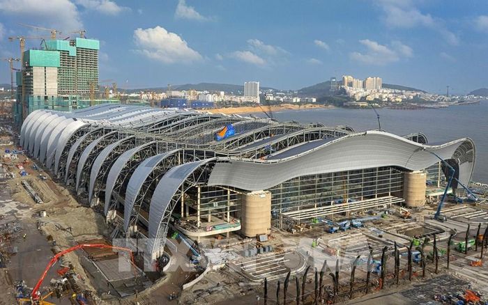Trung tâm Hội nghị APEC đang thi công. Ảnh: TTXVN