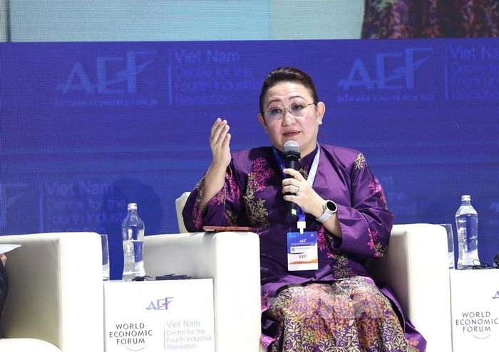 Bà Ellina Binti Roslan, Giám đốc cấp cao, Trung tâm Cách mạng Công nghiệp lần thứ tư Malaysia (MYCentre4IR), chia sẻ tại toạ đàm. Ảnh: Hứa Chung – TTXVN 