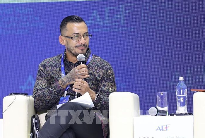 Ông Felix Sharief, Phó Chủ tịch phụ trách Chính sách công và Quan hệ Chính phủ, DANA Indonesia, chia sẻ tại toạ đàm. Ảnh: Hứa Chung – TTXVN
