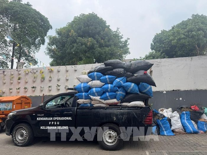Một xe cơ giới chuyên dụng thu gom rác tại khu dân cư. Ảnh: Đỗ Quyên – PV TTXVN tại Indonesia 