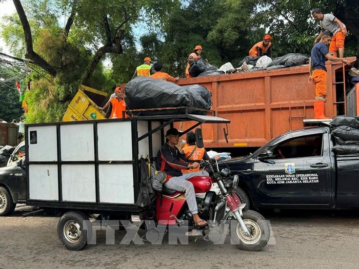 Một điểm tập kết rác ở khu Selong, Nam Jakarta (Indonesia). Ảnh: Đỗ Quyên – PV TTXVN tại Indonesia