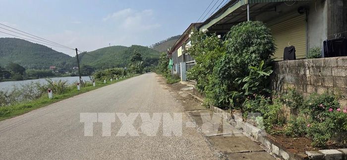 Tuyến đường tại khu dân cư của xã Mậu Lâm sạch sẽ trở lại sau khi lượng rác thải tồn đọng được thu gom, vận chuyển đi xử lý. Ảnh: Khiếu Tư - TTXVN