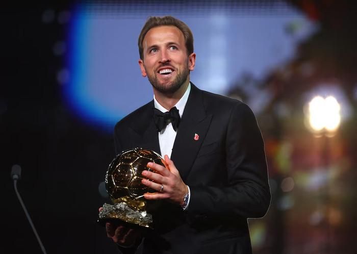 Harry Kane trở thành tâm điểm của truyền thông thế giới sau khi chính thức giành Quả bóng vàng 2026, vượt qua Kylian Mbappe và Lamine Yamal để tạo nên cột mốc đặc biệt cho bóng đá Anh. Ảnh: Reuters