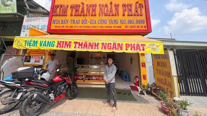 Đối tượng Nguyễn Minh Đắc tại tiệm vàng nơi xảy ra vụ cướp. Ảnh: Cổng TTĐT Công an TP.HCM