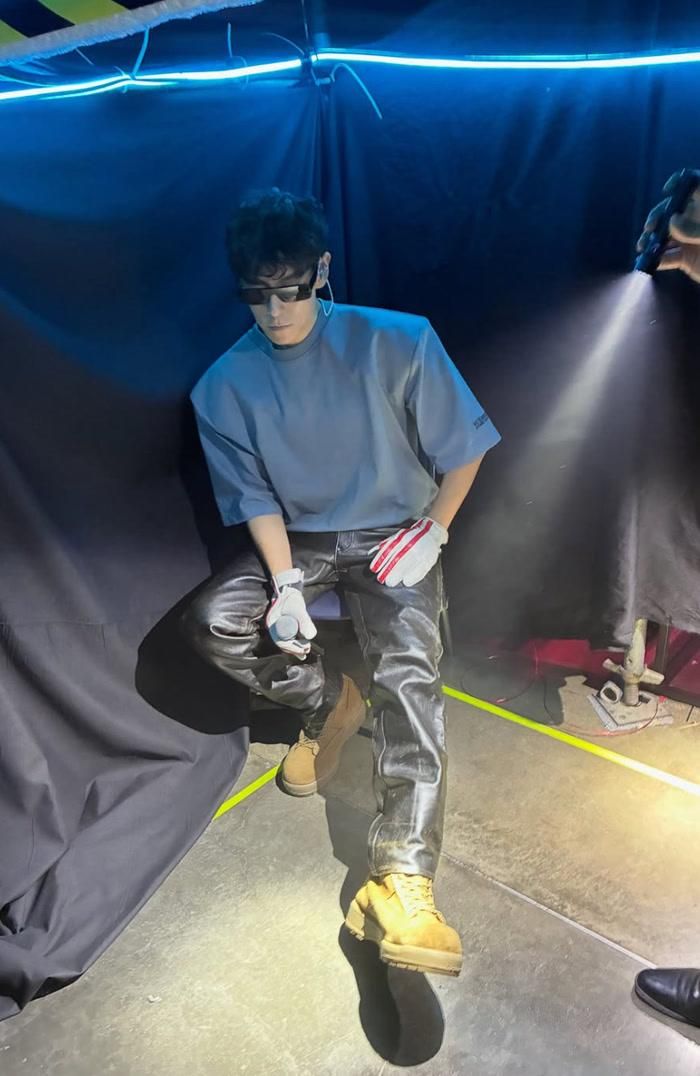 T.O.P bất ngờ đăng tải lên trang mạng xã hội cá nhân một số hình ảnh được chụp tại khu vực hậu trường sân khấu.