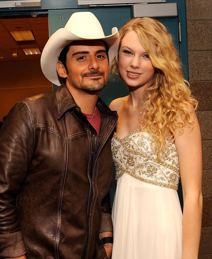 Trước khi chia sẻ về hành trình sáng tác, nữ ca sĩ bất ngờ nhắc đến Brad Paisley.