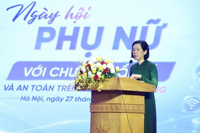 Phó Chủ tịch Hội LHPN Việt Nam Nguyễn Thị Minh Hương phát biểu khai mạc Ngày hội