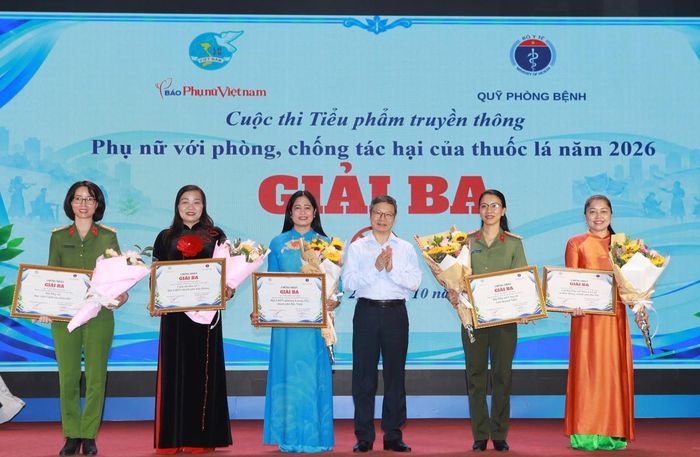 Ông Phí Quốc Thuyên, Tổng Biên tập Báo Phụ nữ Việt Nam, Trưởng Ban tổ chức cuộc thi, trao giải Ba cho các đội thi