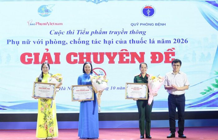 Ông Hoàng Đinh Linh, Phó Tổng Biên tập Báo Phụ nữ Việt Nam, trao giải Chuyên đề cho các đội thi
