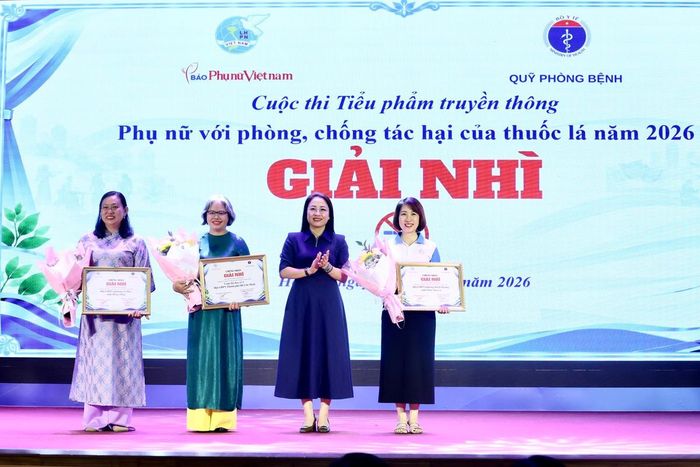 Bà Trần Khánh Thu, Giám đốc Quỹ Phòng bệnh, Bộ Y tế, trao giải Nhì cho các đội thi