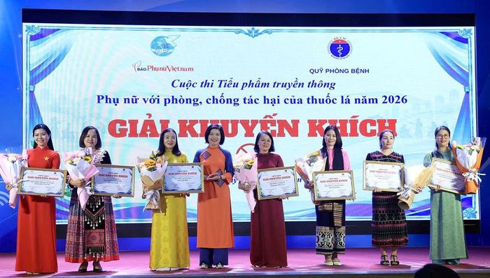 Bà Nguyễn Thị Kim Dung, Phó Trưởng ban Thường trực Ban Công tác Phụ nữ, TƯ Hội LHPN Việt Na, trao giải Khuyến khích cho các đội thi