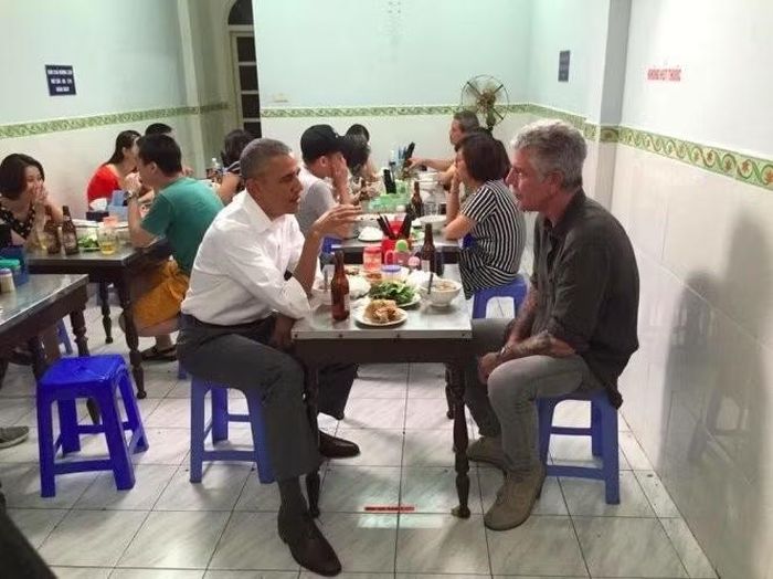 Cựu Tổng thống Mỹ Barack Obama thưởng thức món bún chả