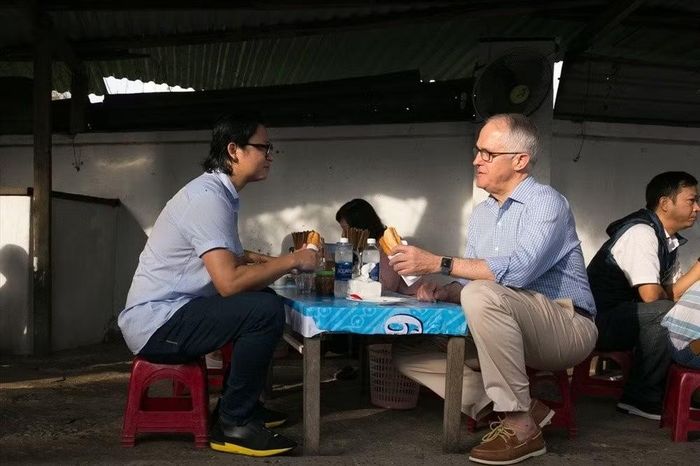 Hình ảnh giản dị của cựu Thủ tướng Australia ngồi dùng bánh mì bên vỉa hè ở Đà Nẵng