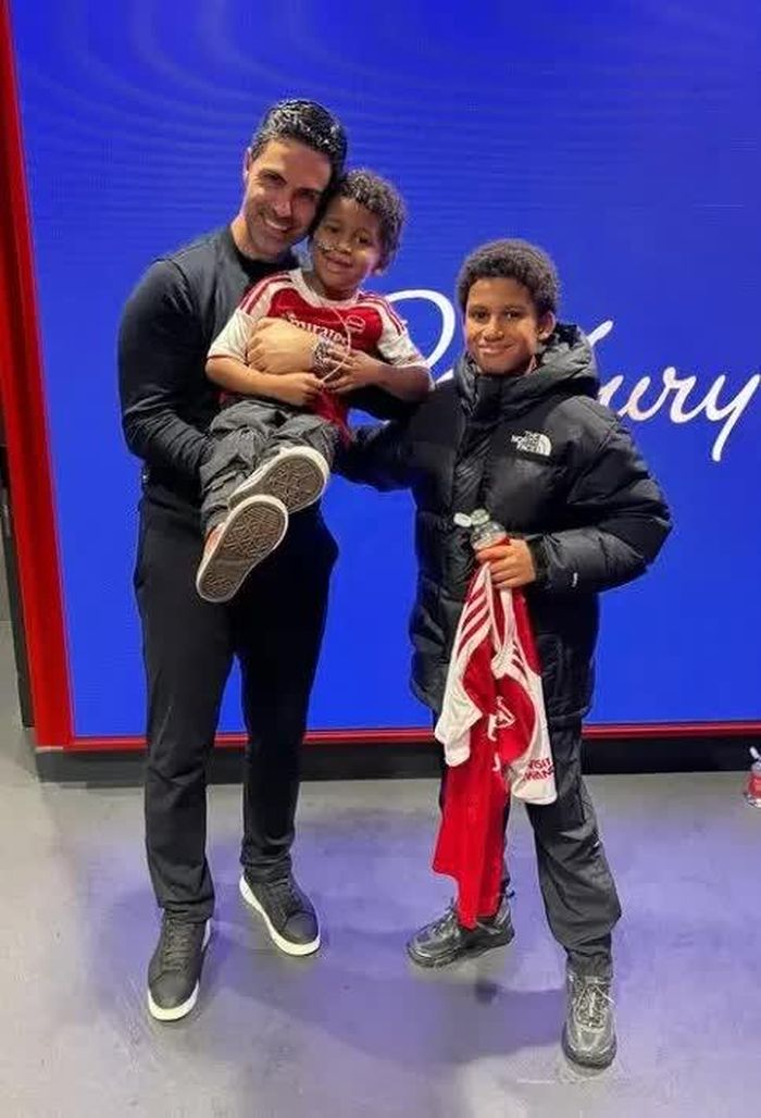 Zach và Alex cùng với HLV Mikel Arteta. Ảnh: the sun