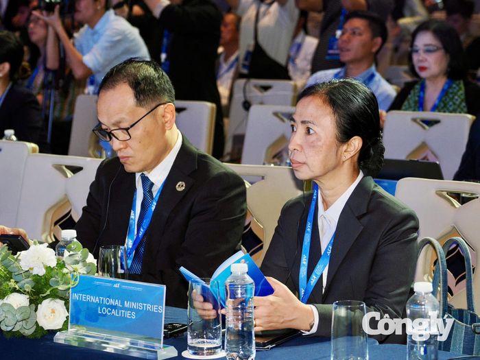 Đại biểu theo dõi các tham luận tại phiên thảo luận về chuỗi giá trị toàn cầu bền vững và logistics xanh.