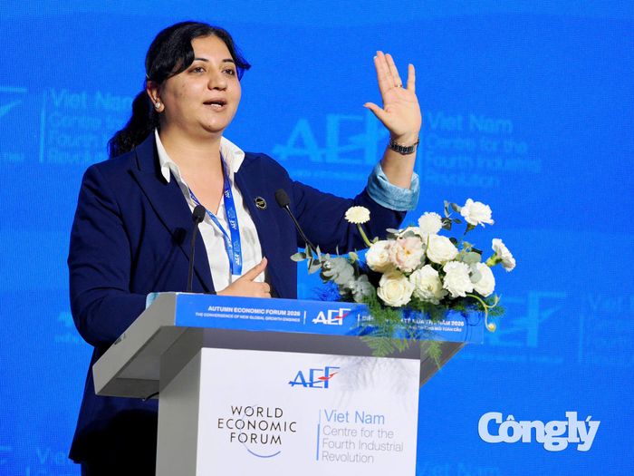 Bà Ishita Dhamani, Đối tác cấp cao phụ trách tư vấn chuỗi cung ứng tại EY Singapore trình bày tham luận.