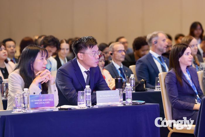 Phó Chủ tịch UBND TP.HCM Trương Minh Huy Vũ cùng các đại biểu tham dự phiên thảo luận.
