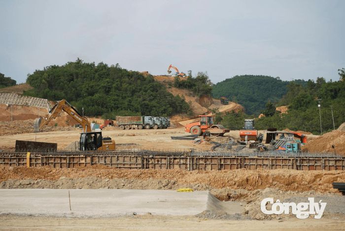 Giải ngân đầu tư công đạt 55% kế hoạch, đặt ra yêu cầu đẩy nhanh tiến độ các dự án trong chặng nước rút cuối năm.