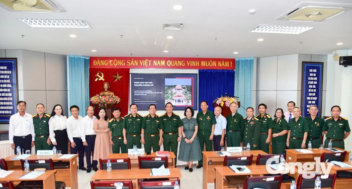 Các đại biểu chụp hình lưu niệm.