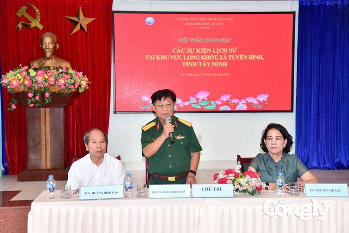 Đại tá, nhà báo Trần Thế Tuyển, nguyên Chủ tịch Hội Hỗ trợ gia đình liệt sĩ và thương binh TP.HCM và các đồng chí chủ trì hội thảo khoa học.