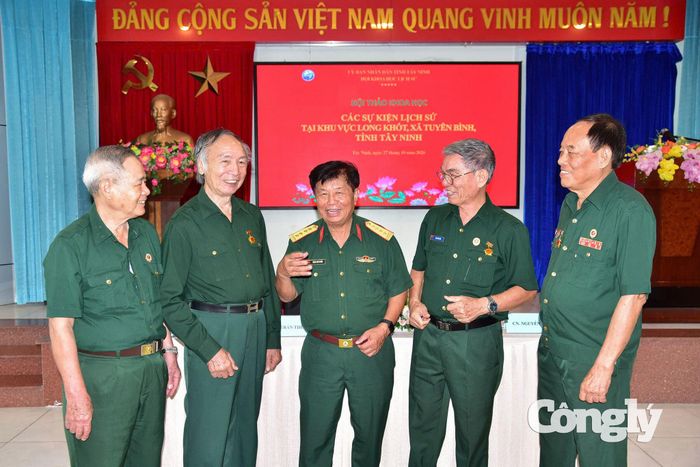 Các đại biểu chia sẻ bên lề hội thảo.