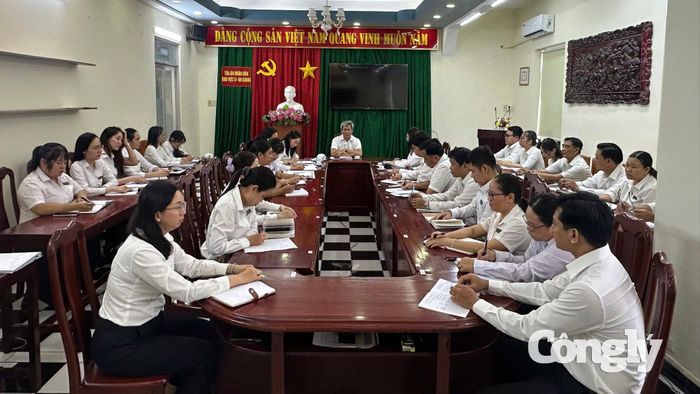Quang cảnh buổi làm việc
