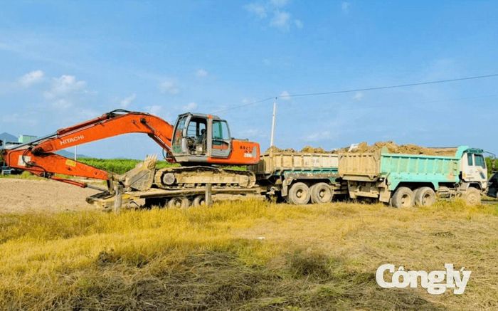 Phương tiện liên quan đến vụ việc khai thác, vận chuyển đất trái phép.