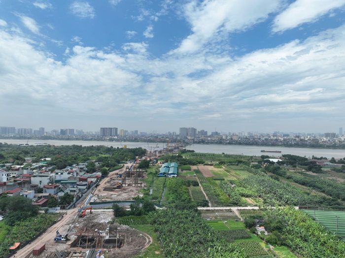Hà Nội đang tính toán dự án nạo vét lòng dẫn sông Hồng nhằm cải thiện khả năng thoát lũ, bảo đảm giao thông thủy nội địa, kết hợp thu hồi khoáng sản là cát - góp phần giải bài toán vật liệu cho loạt dự án trọng điểm. Ảnh: Hoàng Anh.