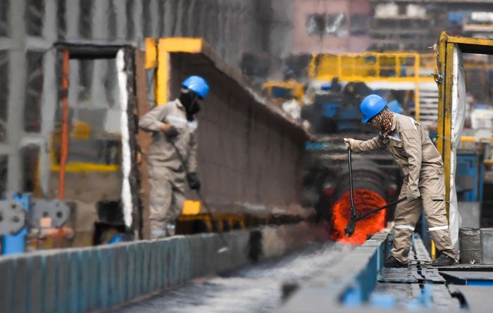 Tiền điện của các doanh nghiệp sản xuất sắt, thép có thể tăng bình quân dưới 9% khi áp dụng khung giờ mới. Ảnh: Hoàng Anh.