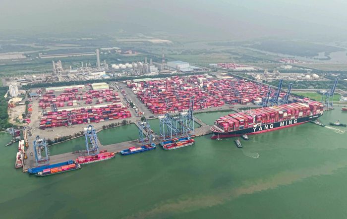 Hình ảnh "siêu tàu" YM Wayfinder cập bến cụm cảng Cái Mép - Thị Vải. Ảnh: DN.