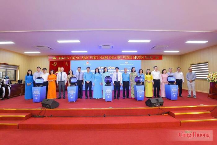 Đại biểu thực hiện nghi thức phát động chương trình.
