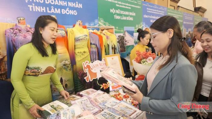 Bà Võ Thị Hoàng Yến, Phó Giám đốc Trung tâm Xúc tiến Đầu tư, Thương mại và Du lịch tỉnh Lâm Đồng tham quan các sản phẩm được trưng bày tại chương trình.