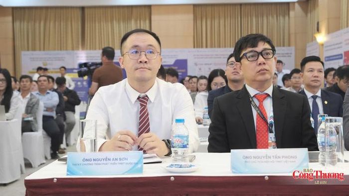 Ông Nguyễn An Sơn, Thư ký Chương trình phát triển thương mại điện tử quốc gia (trái) và ông Nguyễn Tấn Phong, Phó Chủ tịch Hiệp hội Thương mại điện tử Việt Nam.